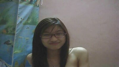 Високата слаба девојка која има долга бринета коса ја покажува голата пичка