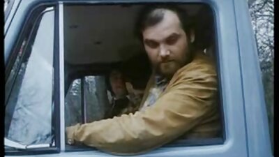 Жена со големи гради е снимена како ги шири нозете за камерата