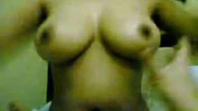 Таа сака да цица и да се заебава, а камерата ја сака. Совршен натпревар