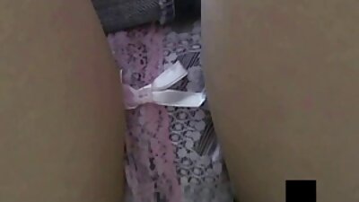 Млад бимбо со големи лажни цицки се заебава за време на Божиќ