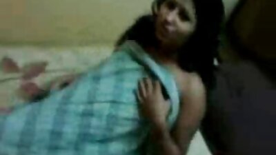 На својот маж седи бринета со ситни брадавици и наочари