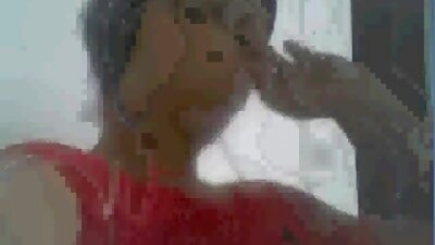 Црвенокосата со природни гради се справува со кур со нејзината гладна уста