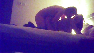 Фина русокоса со големи гради се лизга горе-долу по голем кур