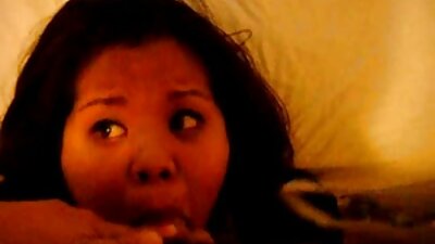 Девојка сака кур во муф и лакови назад во задоволство во салата