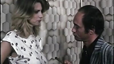 Бринета бомба со убаво и убаво лице удира во напалена обетка