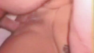 Двајца се на креветот и се ебат во позиција 69 пред нас