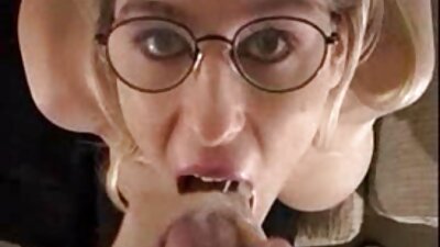 На бабата со опуштени цицки силно и се заебава старото дебело тело