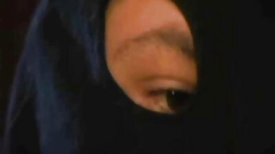 Малото бебе изгледа уште помало со толку голем кур во неа