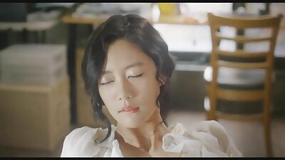 Милф со значителен задник ужива да добива прст од нејзиниот партнер