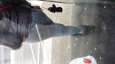 Слаба бела девојка дава удар во задниот дел на автобусот со бенг