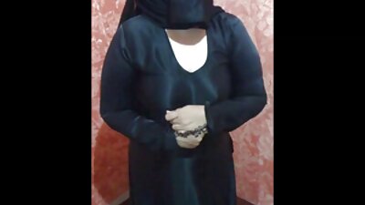 Пиле со темни брадавици ја масира нејзината темна влакнеста пичка со јазик