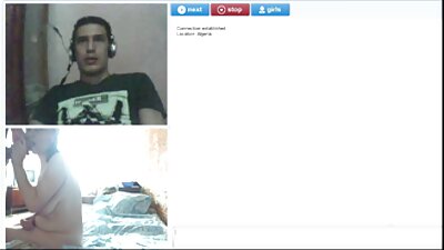 Аматер со големи лажни гради има меѓурасен секс со црнец