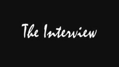 Милф со прекрасна задница ги трие нејзините пички на маса за масажа