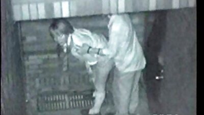 Двајца црнци добро се заебаваат на софата