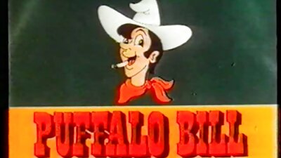 Пиле што има убави наочари ја соблекува кошулата за да има секс