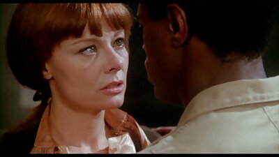 Капка мртво прекрасно бебе ги шири нозете за да може момче да влезе во неа