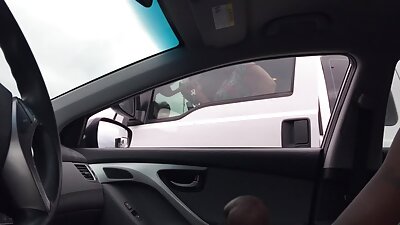 Прекрасната бринета опустоши додека нејзиното кукачко момче гледа