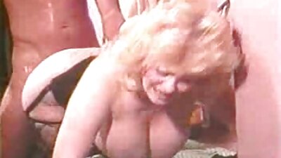 Тинејџерка со абонос со големи цицки ужива во забранетиот секс со стемброто