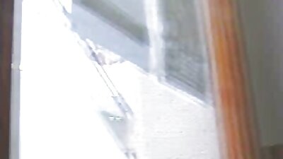 Абонос мед го движи нејзиниот голем црн задник над бели пичове тврд кур