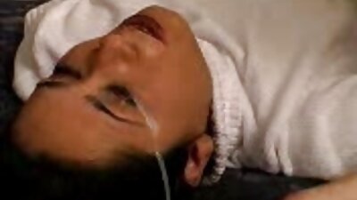 Прекрасната гавранскокоса промашница со огромен задник ја заебава топол кур