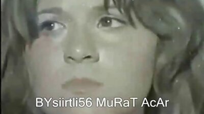 Една бринета клекнува на колена за да даде удар во јавност