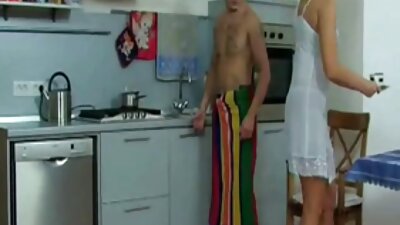 Лана Скај е голема газ божица која седи на кур и тешко јава