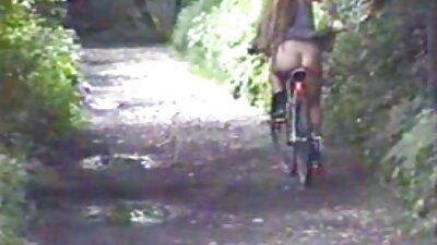 Русокосата милфка со големи лажни цицки ја опустошува пичката на креветот