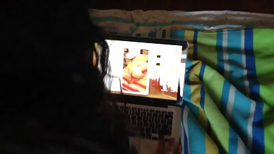 Девојка со секси тркалезен задник го спушта својот тват на тврд кур