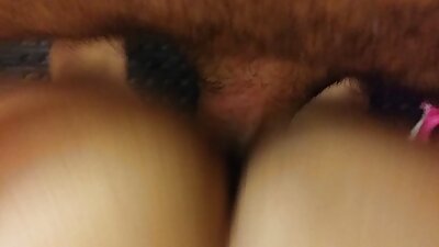 Жешката Азијка со големи цицки скока на масата за масажа