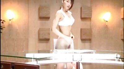 Бујна црна келнерка соработува со тинејџерски пар во ресторан