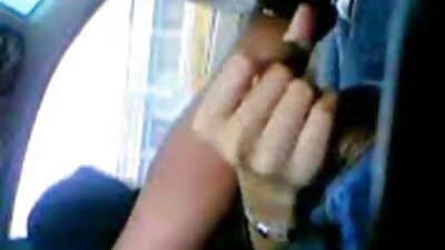 Тинејџерка со избричена пичка е во транс додека добива удар