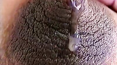 Бимбо со огромни цицки е заебена на бирото и нејзините цицки отскокнуваат