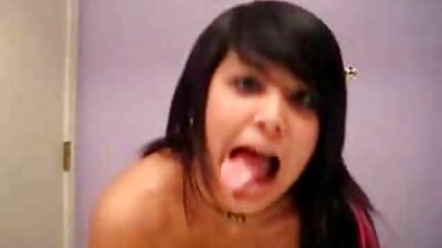 Две девојчиња заедно се тушираат и сапунуваат