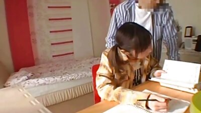 Се заебава кадрава бринета со мали природни цицки