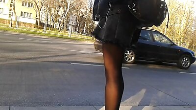 Бринета со природни цицки ни покажува како изгледа гола